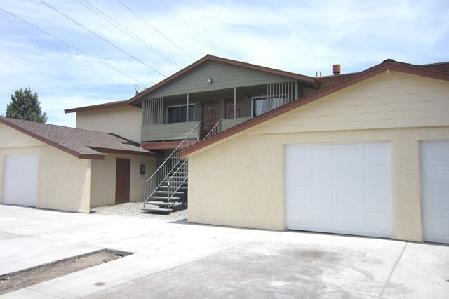 Primary Photo - Spacious Remodeled Upstairs Apartment, 2 Bathrooms, Garage Plus 1, A/C, Balcony!