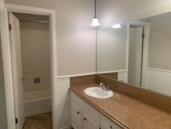 Building Photo - 4 Bedroom in Melanie Park