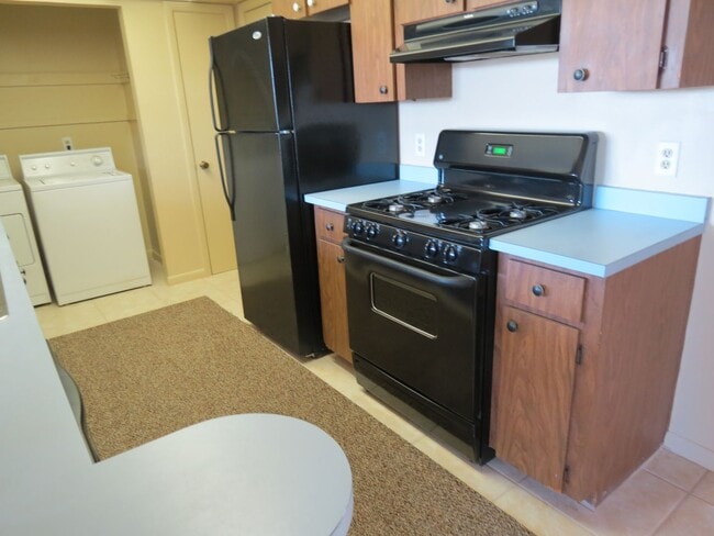 Building Photo - 2 Bedroom Condo With Garage and Lake Views