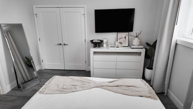 Building Photo - 1424 N Park Pl