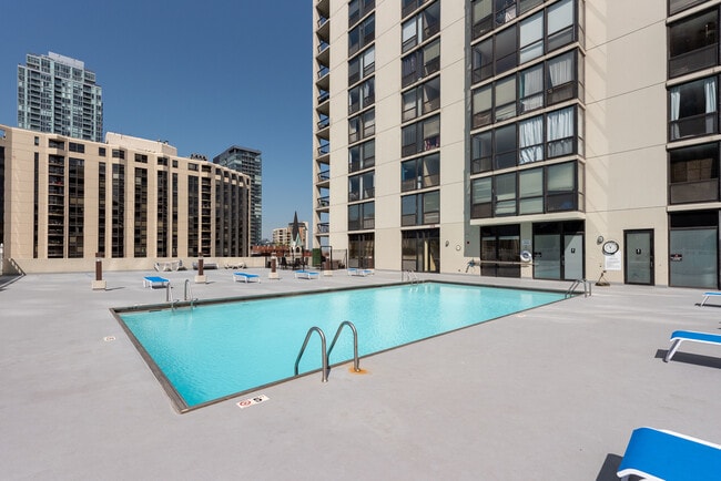 Building Photo - 1122 N Clark St