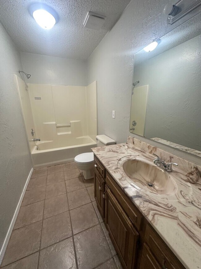 Building Photo - Welcome Home to Nixa Living!
