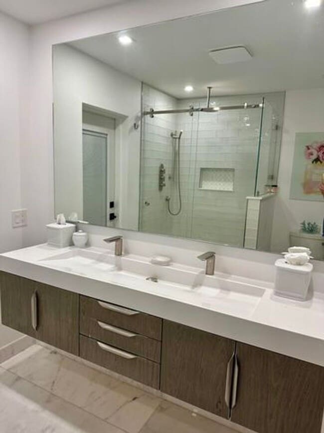 Building Photo - 212 Kings Lynn