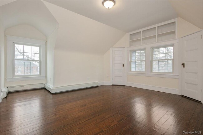 Building Photo - 270 W 261st St