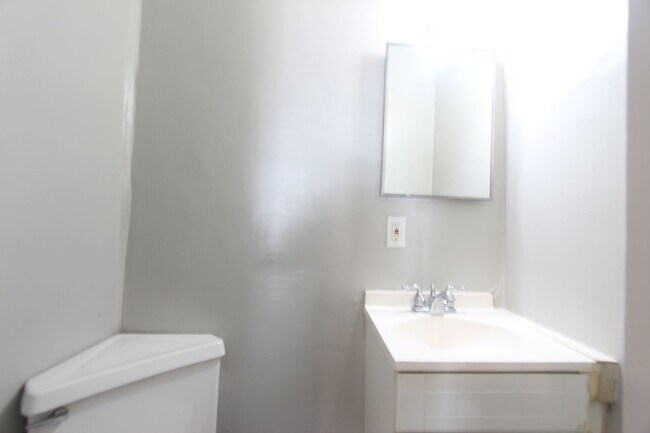 Building Photo - New On The Market with Fresh Updates!! Bet...