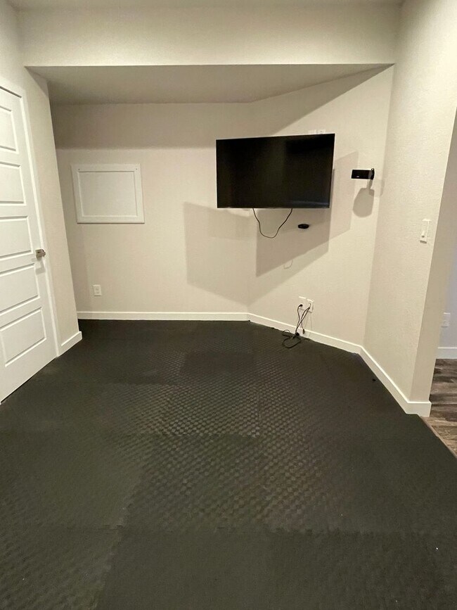 Building Photo - Gorgeous Colliers Hill Home