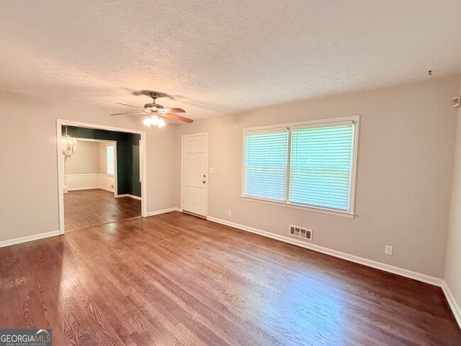 Building Photo - 1140 Azalea Cir NE