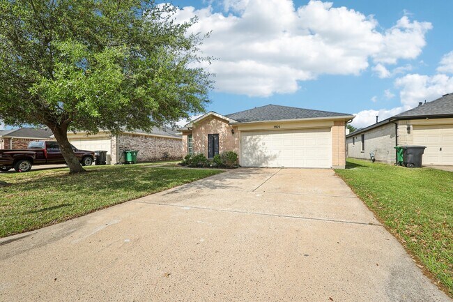 Building Photo - 11926 Panay Dr