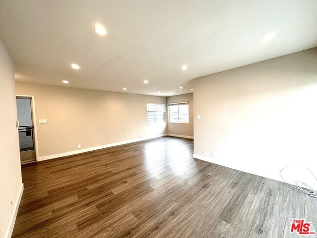 Building Photo - 1051 S Sherbourne Dr