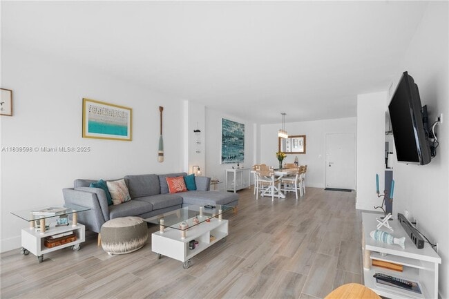 Building Photo - 300 Bayview Dr