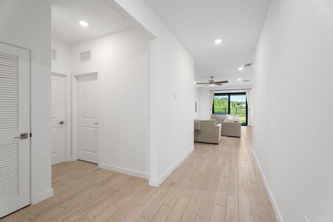 Building Photo - 5892 SE Sky Blue Cir