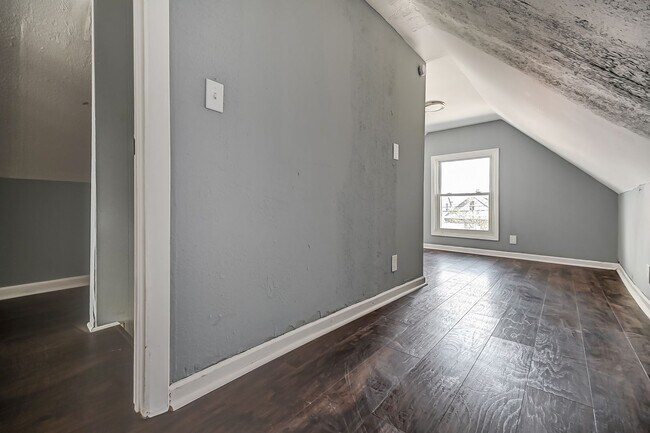 Building Photo - Charming 4 bedroom, 1 bathroom