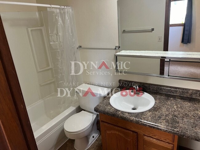 Building Photo - 1 Bedroom, 1 Bathroom Garden Level Apartme...