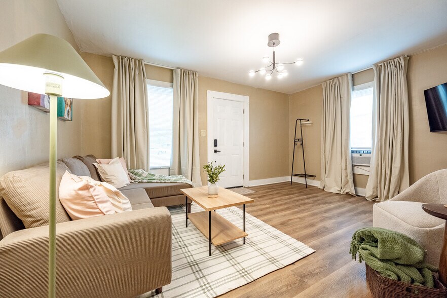 Building Photo - 4502 Kingsley Dr