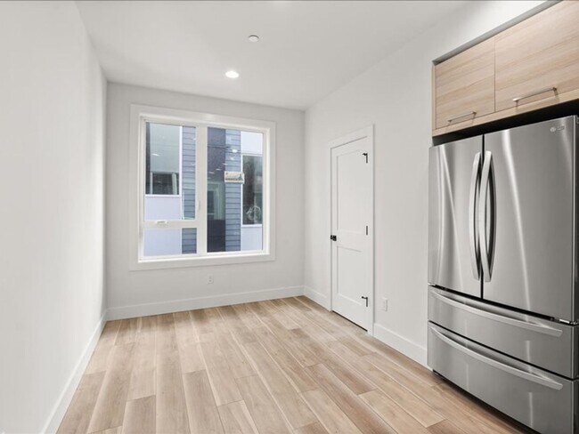 Building Photo - Beautiful Greenwood Townhome with Rooftop ...