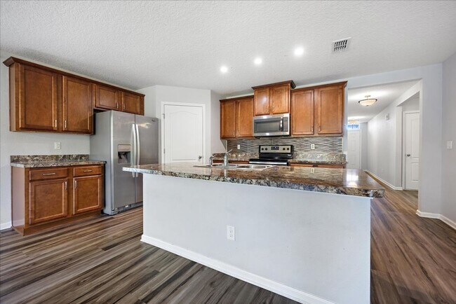 Building Photo - Spacious 4 Bedroom in Fast Growing Nassau County!