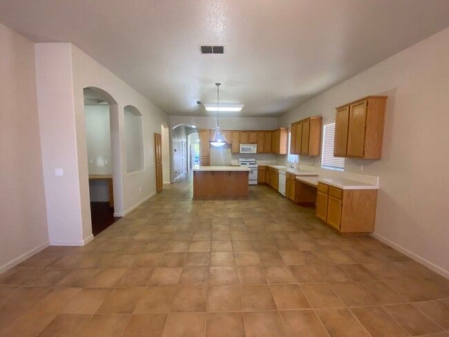 Building Photo - Charming 3 bed/3 full bath with Loft in St...