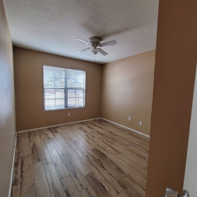 Building Photo - 3 BEDROOM CORNER LOT HOME IN CHANDLER W HU...