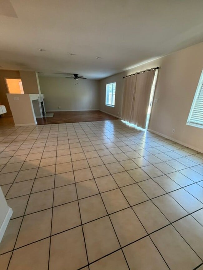 Building Photo - 4 Bedroom, 2.5 Bath Home For Rent