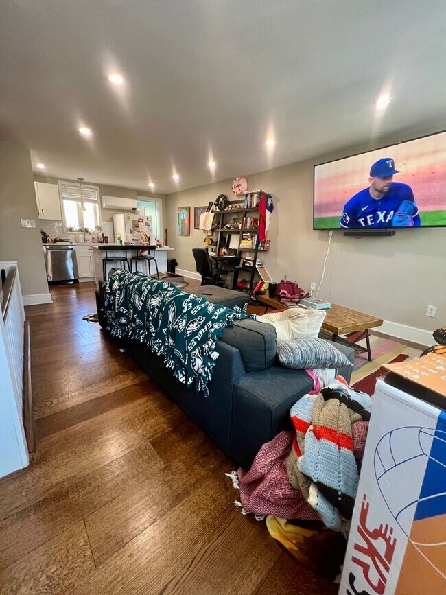 Building Photo - Gorgeous 1-Bedroom Bi-Level Apartment in Passyunk Square! Available NOW!