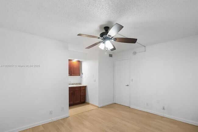 Building Photo - 10167 Twin Lakes Dr