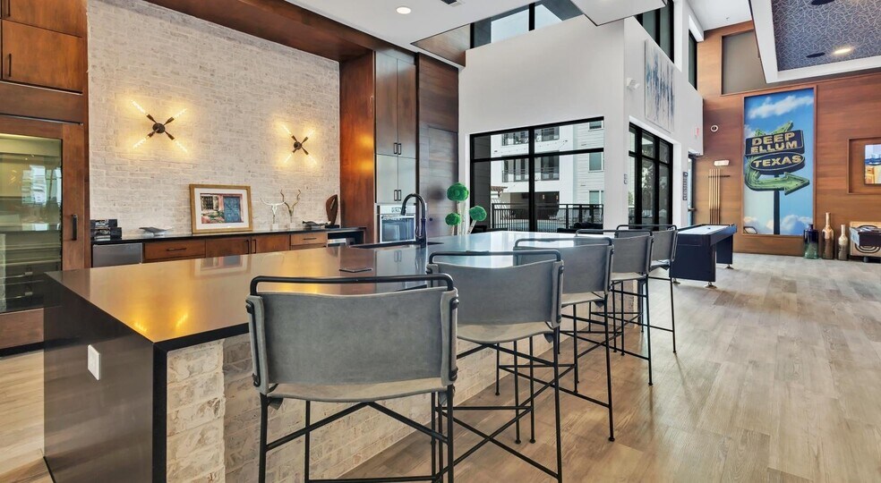 Building Photo - 2627 Live Oak St