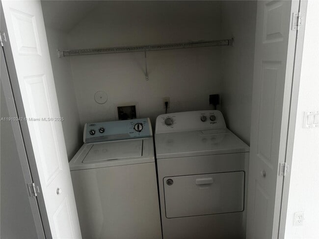 Building Photo - 8999 NW 107 Ct