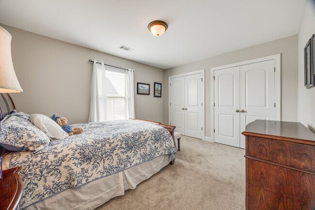 Building Photo - Stunning 4-Bedroom, 3.5-Bath Full Brick Ho...
