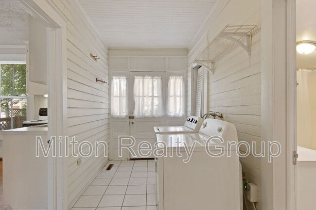 Building Photo - 106 W Ivey St