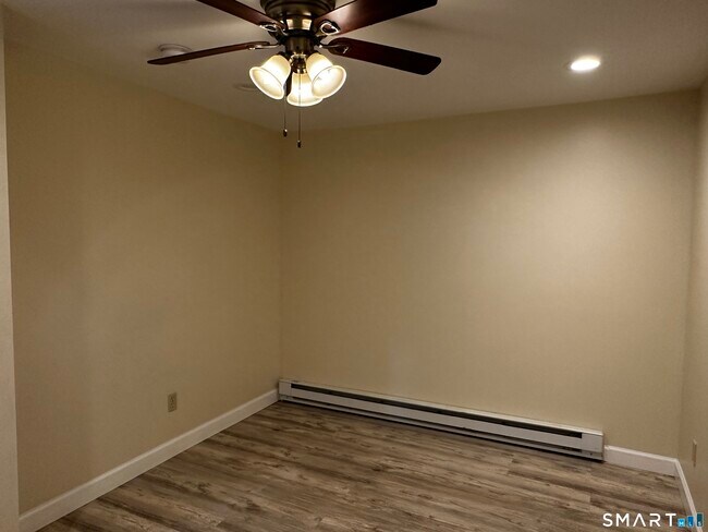 Building Photo - 4 Eastview Dr