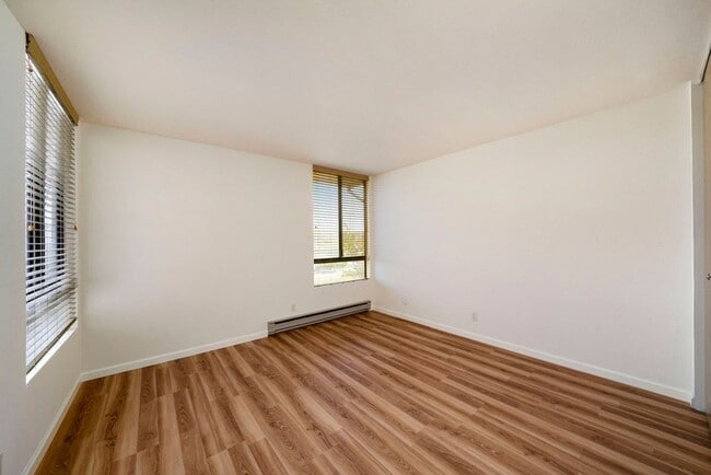 Building Photo - 2101 Shore Line Dr