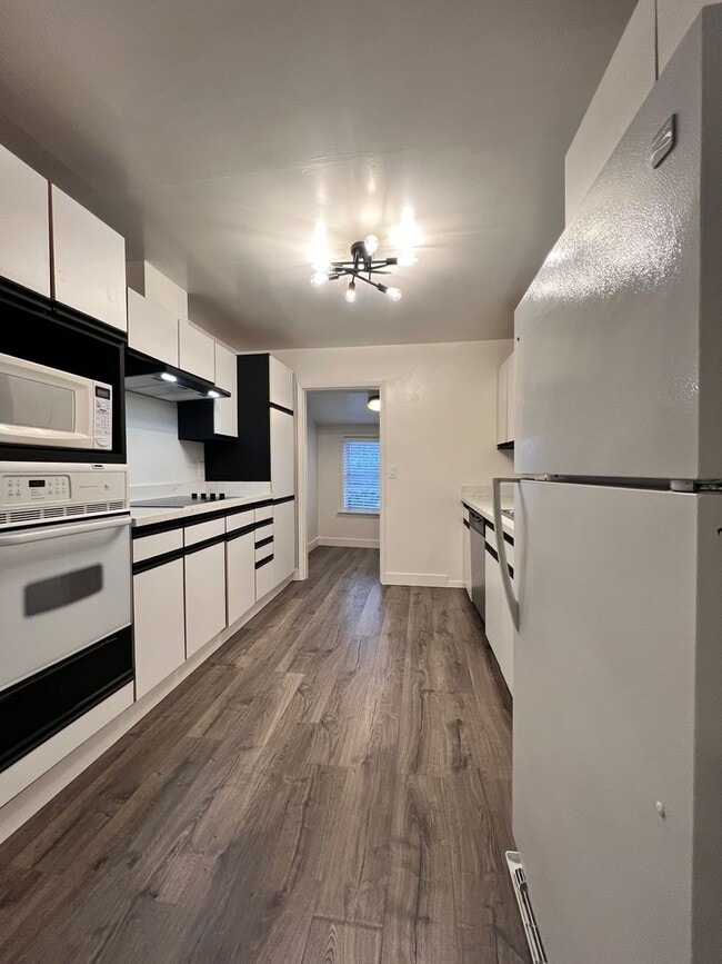 Building Photo - Coombs