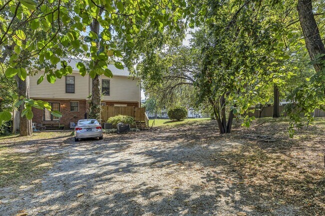 Building Photo - Amazing 2BE/2.5BA duplex in the heart of Belmont & Hillsboro Village!