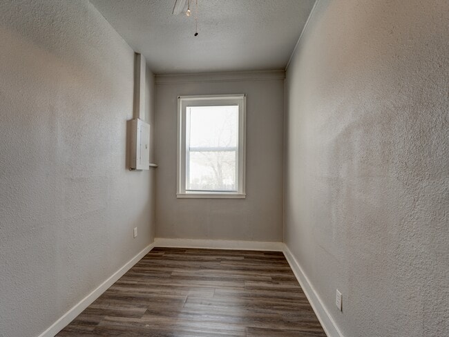 Building Photo - 1106 S Gentry Blvd