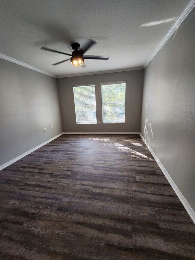 Building Photo - 402 S Willow Ave