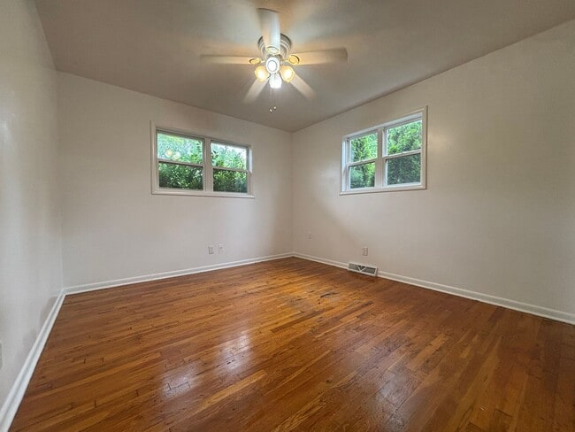 Building Photo - Rent this 3 Bedroom 1 Bath beautiful House...