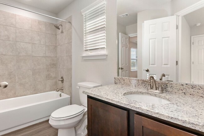 Building Photo - Luxury Townhome