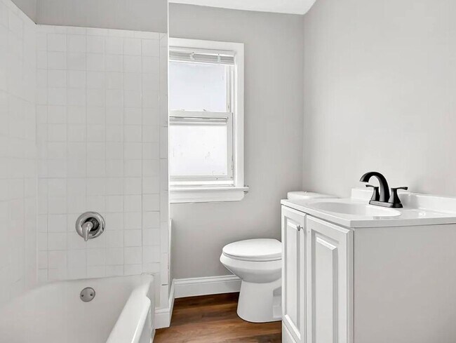 Building Photo - Spacious 5-bedroom, 2-bath single-family home