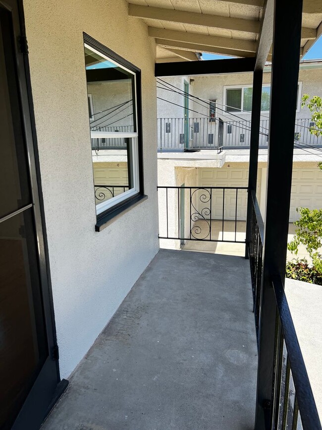 Building Photo - 1 Bedroom 1 Bath Completely Remodeled Apar...