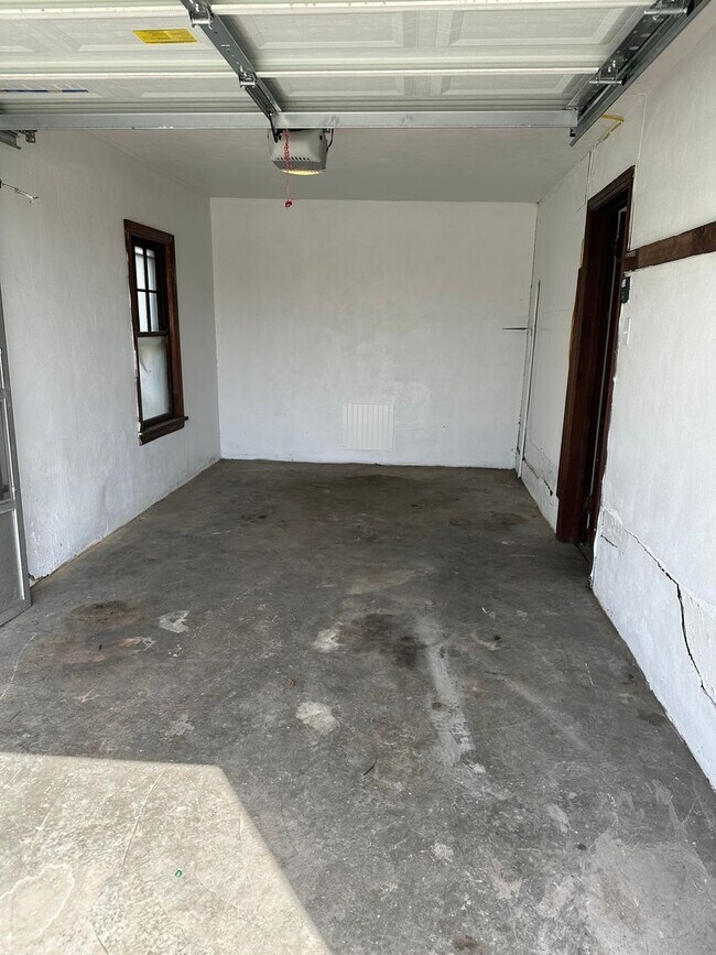 Building Photo - 3 Bedroom Home with Attached Garage