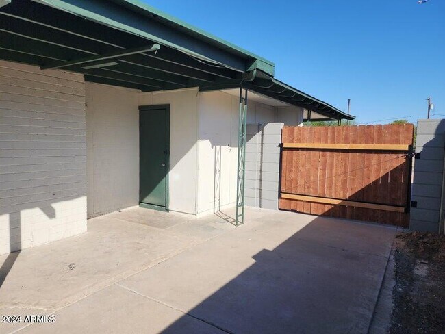 Building Photo - 1041 W Elna Rae St