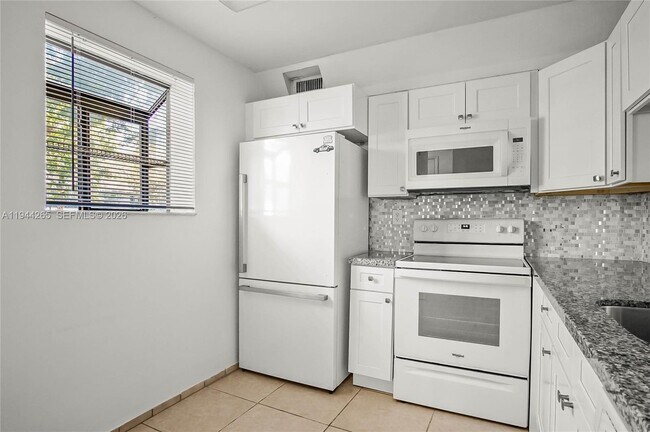 Building Photo - 606 Gardens Dr