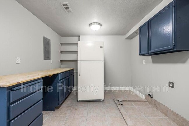 Building Photo - 4016 S Sunrise Dr