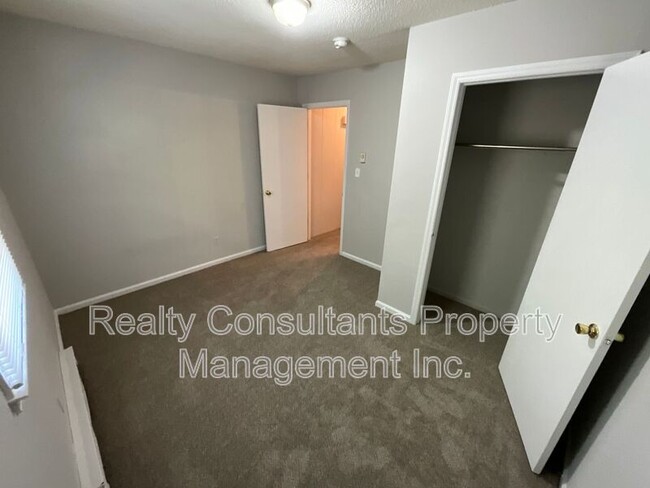 Building Photo - 113 Cox Ave