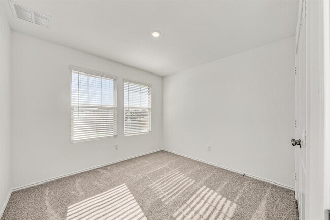 Building Photo - 367 Keefer