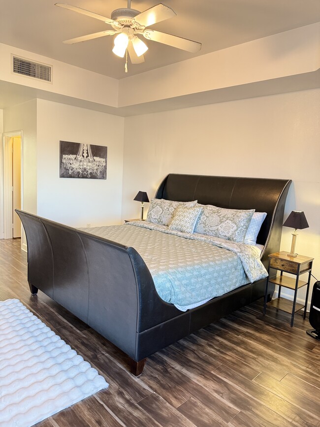 Master Ensuite Bedroom with King Bed - 83 E Agate Ave