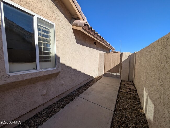 Building Photo - 8918 W Paradise Ln