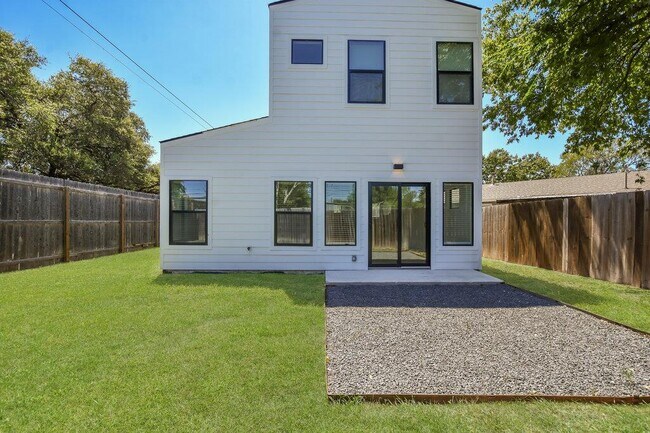 Building Photo - 2530 Steck Ave