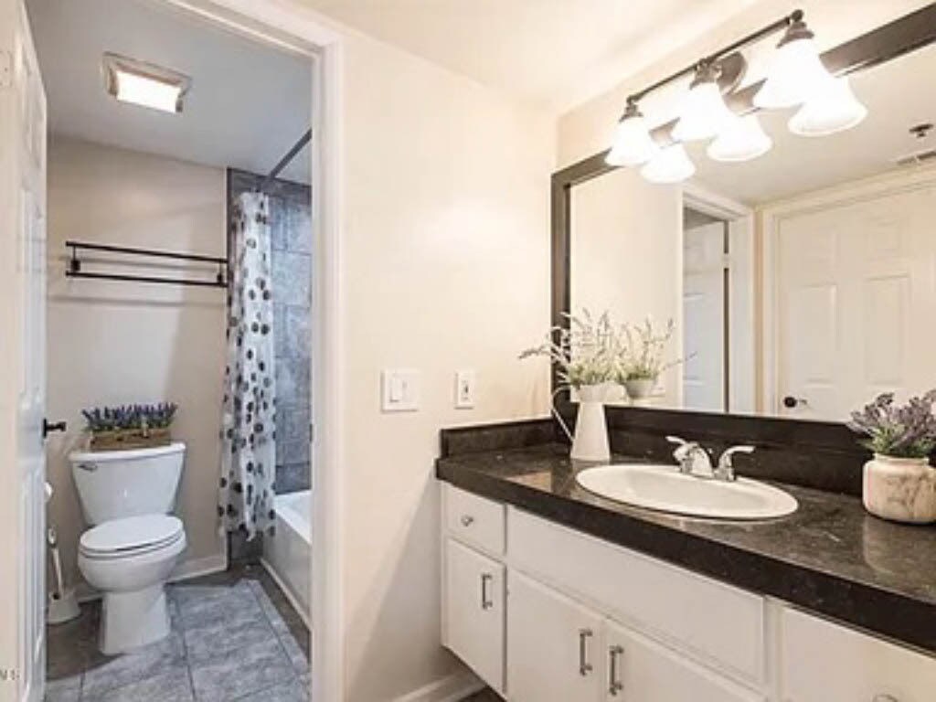 Master Bath - 653 Oak Run Trl