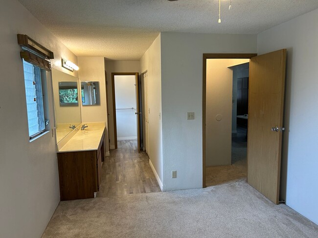 Building Photo - Spacious 2-bedroom unit now available at N...